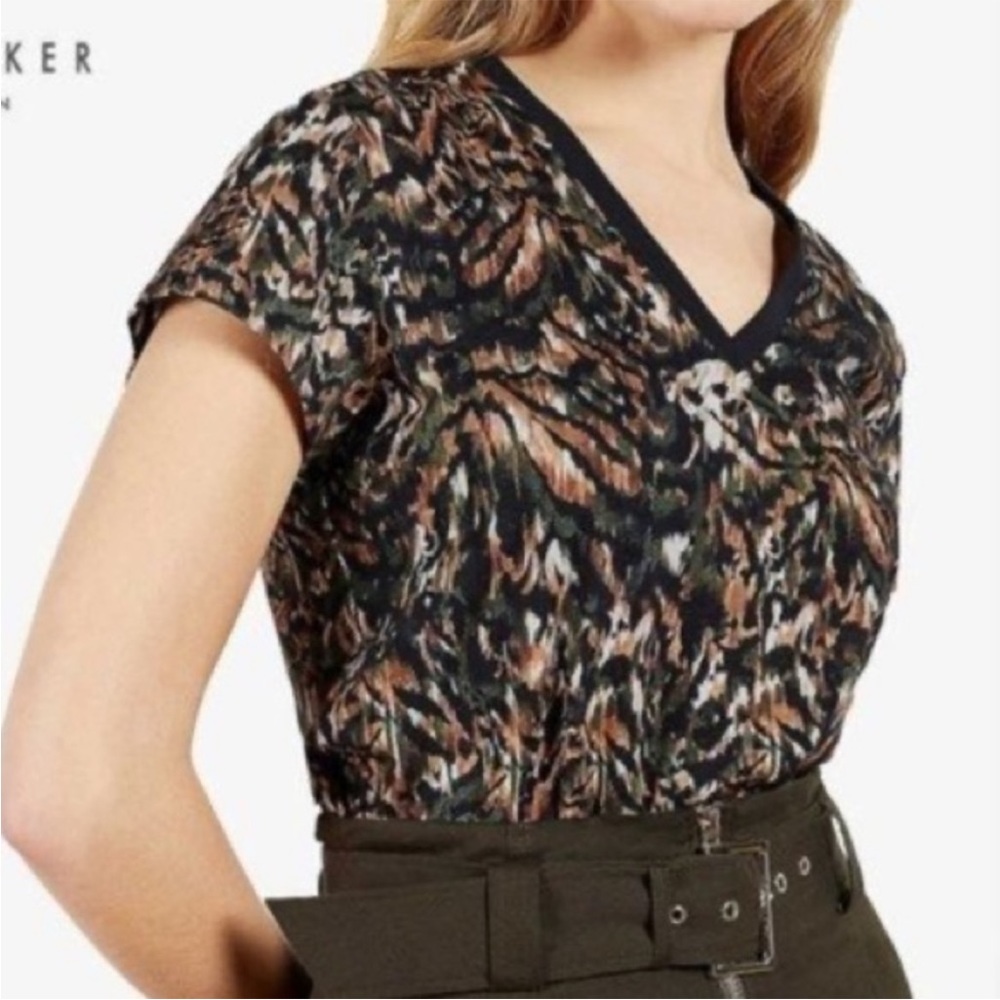 NWT Ted Baker Jilliee Camo Printed V Neck Tee